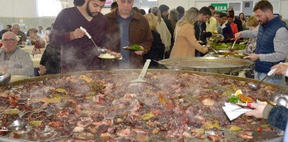 Feijoada do Bairro re&uacute;ne grande p&uacute;blico em prol da solidariedade