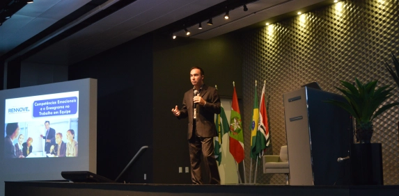 Felicidade pessoal e profissional &eacute; tema de palestra com M&aacute;rcio Schultz