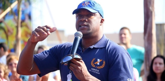 Medalhista ol&iacute;mpico Edson Luciano palestra no Escolas na Acic