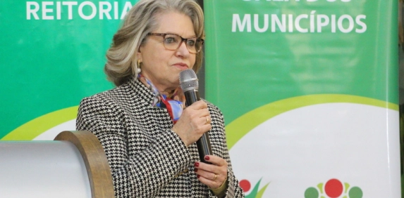 Nova Sala dos Munic&iacute;pios da Unesc recebe o nome da diretora executiva da Acic