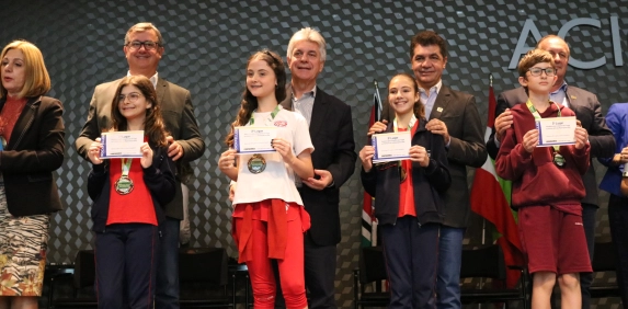 Pr&ecirc;mio Acic de Matem&aacute;tica: Melhores estudantes de Crici&uacute;ma s&atilde;o premiados