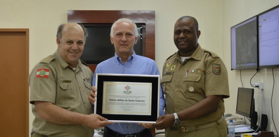 Presidente da Acic presta homenagem &agrave; Pol&iacute;cia Militar 