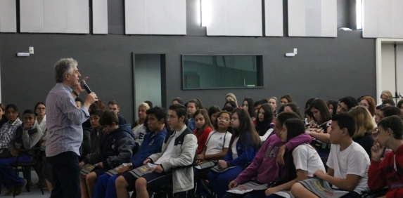 Projeto Escolas na Acic recebe estudantes da Escola Filho do Mineiro 