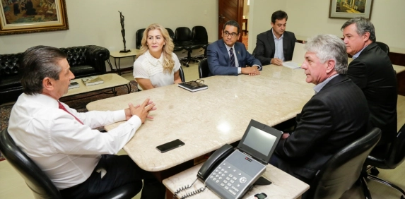 Representantes do Sul se re&uacute;nem com o presidente da Alesc