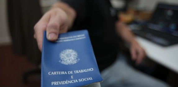 Servi&ccedil;os continuam liderando a gera&ccedil;&atilde;o de empregos formais na regi&atilde;o