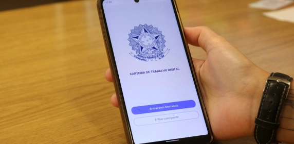 Serviços e indústria lideram geração de empregos no primeiro semestre