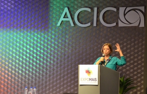 Expomais encerra em grande estilo com Eliane Cantanh&ecirc;de