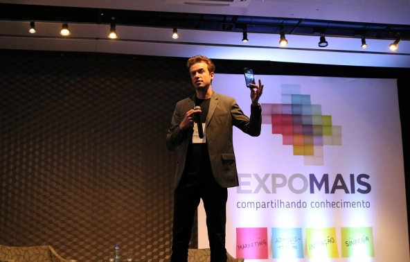 Como a evolu&ccedil;&atilde;o tecnol&oacute;gica transforma as pessoas? Arthur Igreja respondeu na ExpoMais