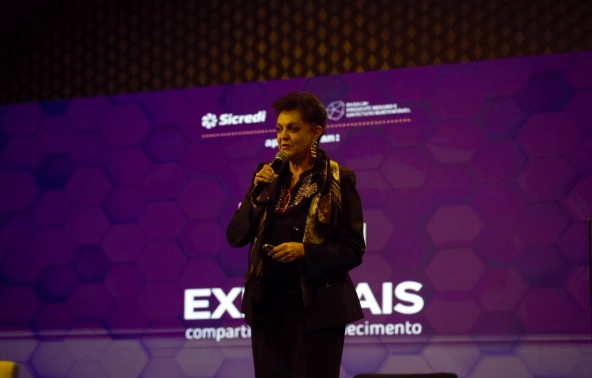 O l&iacute;der est&aacute; constantemente em obras, destaca a professora Paulette Melo na Expomais