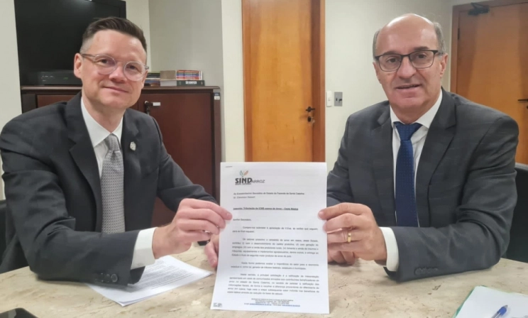 Deputado José Milton Scheffer entrega pleito do SindArroz-SC a secretário