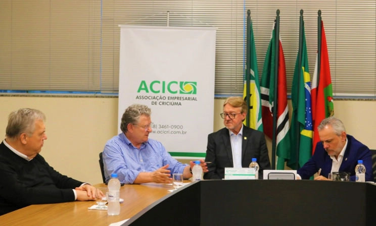 Secretário Beto Martins participa de reunião na Acic