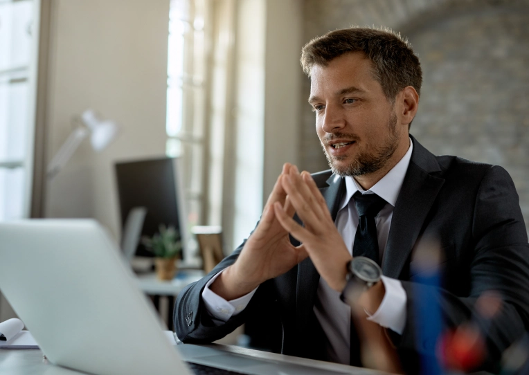 Lideran&ccedil;as como porta-vozes: como o discurso de CEOs e diretorias molda a reputa&ccedil;&atilde;o da empresa