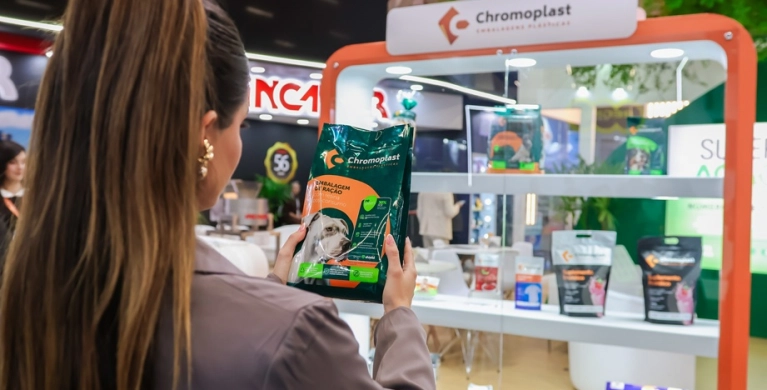 Sustentabilidade, tecnologia e inova&ccedil;&atilde;o: Chromoplast destaca principais solu&ccedil;&otilde;es em embalagens pl&aacute;sticas na Fispal 2025