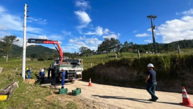 Cerpalo garante melhorias na rede com adequação e substituição de postes