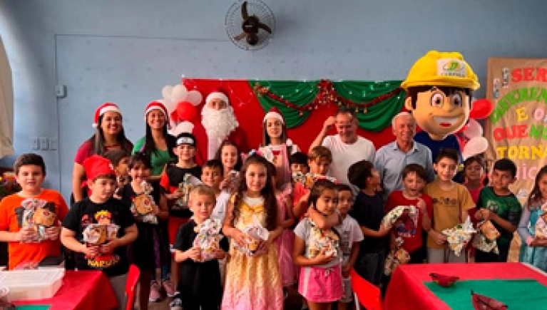 Natal Cerpalo faz a alegria das crianças com a presença do Papai Noel