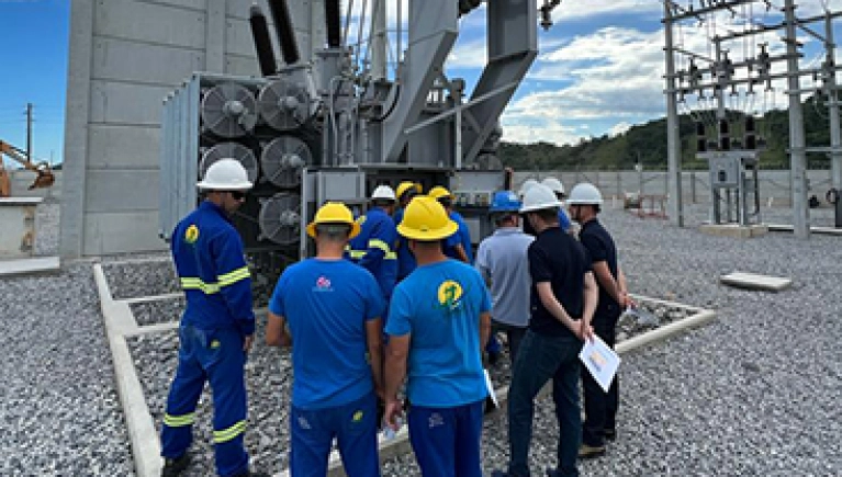 Colaboradores em treinamento para a chegada da nova subestação