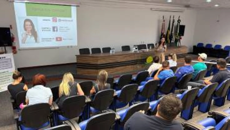 Colaboradores da Cerpalo em treinamento sobre atendimento