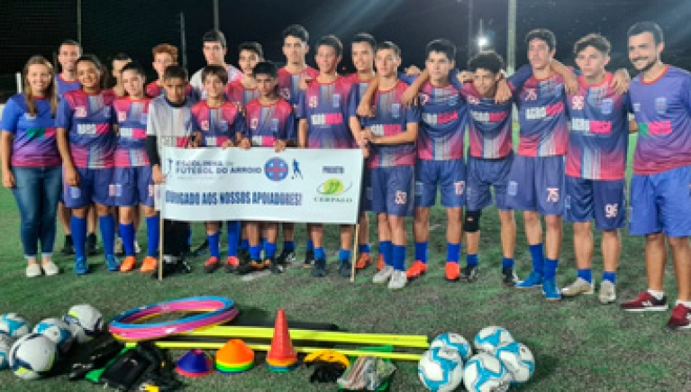 Escolinha de Futebol do Arroio recebe kits de treino da Cerpalo