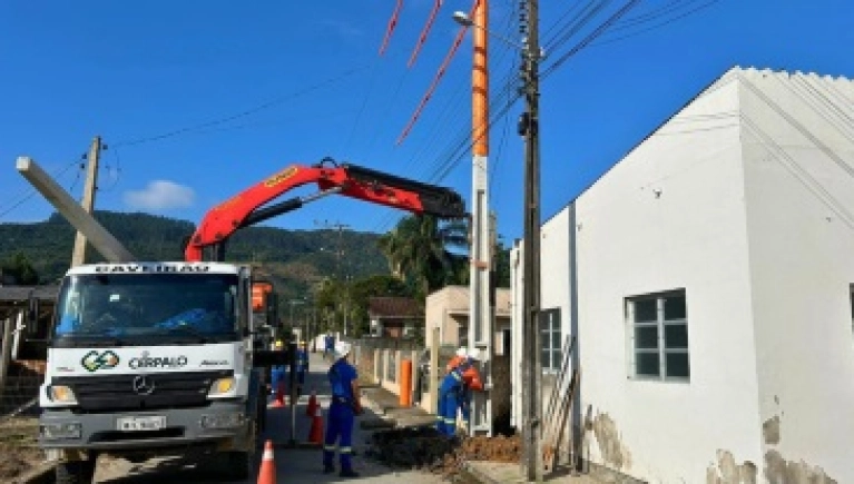 Instalação de novos postes, transformadores e cabos