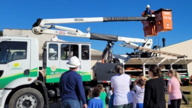 Profissionais da Cerpalo participam de aula sobre profissões
