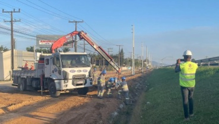 Cerpalo executa mudança de postes na marginal da BR-101