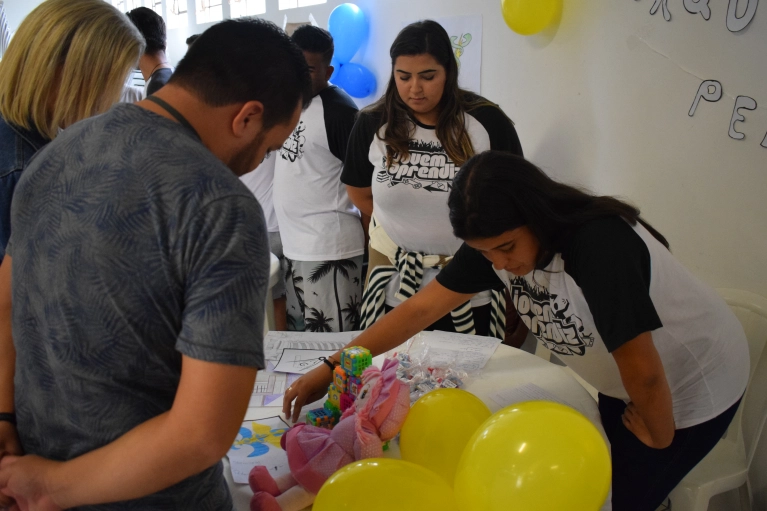Programa Jovem Aprendiz da ABADEUS realiza feira das profiss&otilde;es 