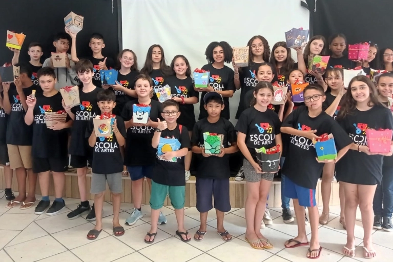 Abadeus distribui aos alunos doces de Páscoa arrecadados pela comunidade