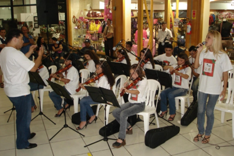 Orquestra Sinfonia de Talentos faz apresenta&ccedil;&atilde;o no Crici&uacute;ma Shopping