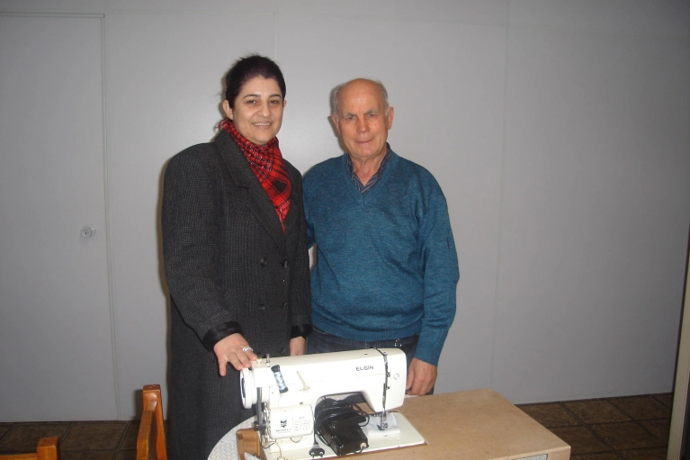 Professor Jorge Daros doa m&aacute;quina de costura 