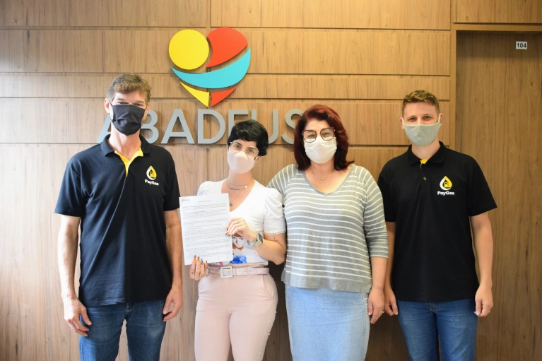 Abadeus fecha parceria com PayGas, aplicativo para cashback em postos de combust&iacute;veis