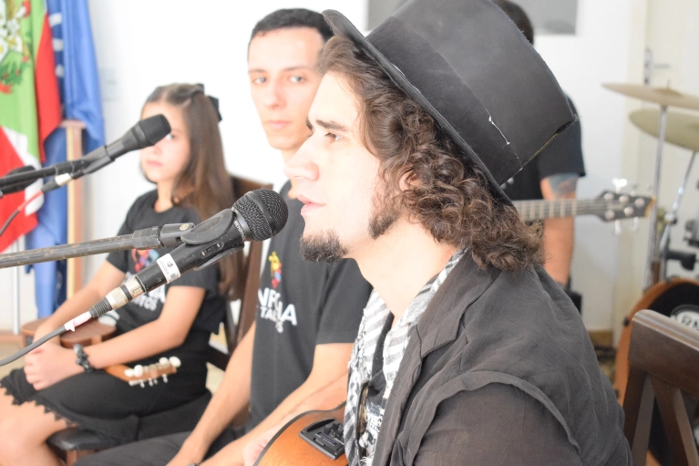 Alunos da Abadeus recebem visita do cantor e compositor Fl&aacute;vio Landau