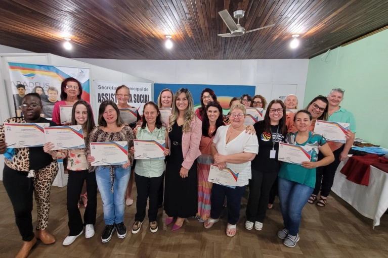 Primeira turma do Curso de Corte e Costura forma 20 mulheres no munic&iacute;pio de Urussanga