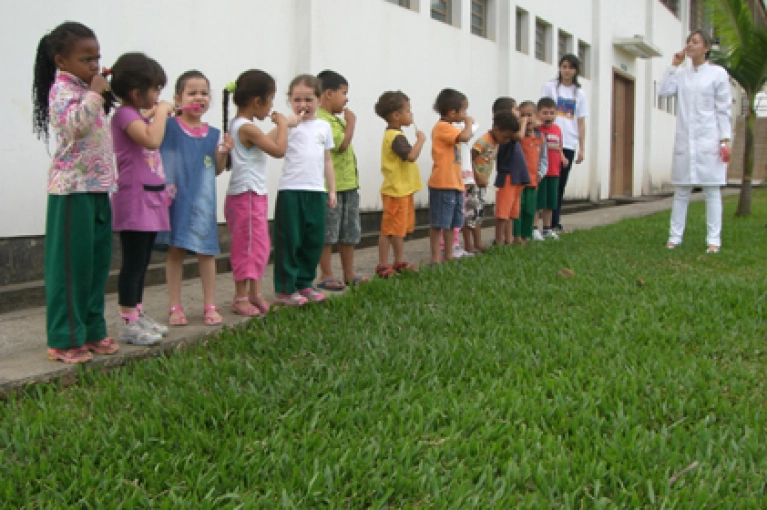 Crian&ccedil;as da Creche recebem aplica&ccedil;&atilde;o de fl&uacute;or