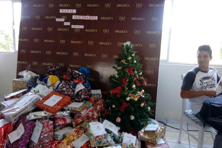 A&ccedil;&atilde;o entre colaboradores da Delucca Confec&ccedil;&otilde;es presenteia crian&ccedil;as da ABADEUS