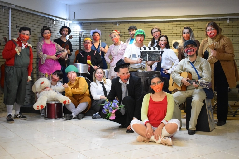 “Jovens Ainda”: Abadeus lança videoclipe baseado no seriado Chaves