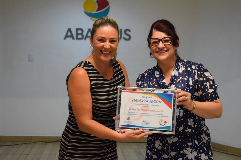 Título de Embaixadora da ABADEUS entregue a Mila Del Priore 