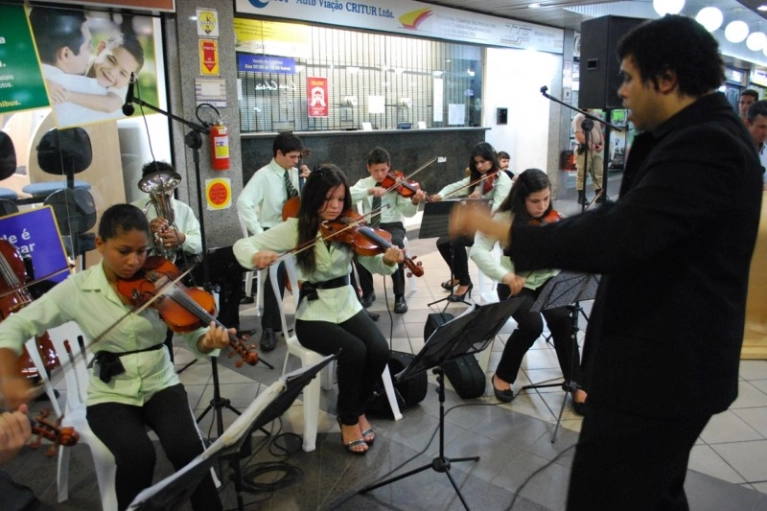 Orquestra da Abadeus toca no tunel do Terminal Central