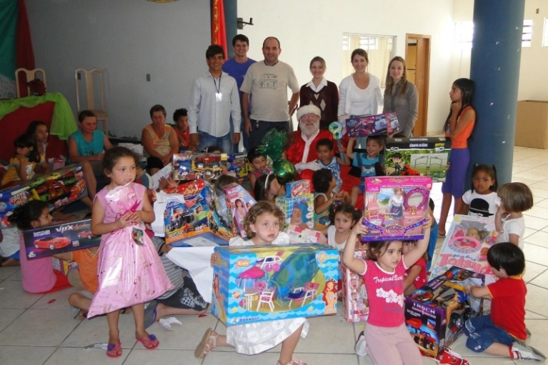 Dom&iacute;nio Sistemas realiza festa para as crian&ccedil;as da Abadeus