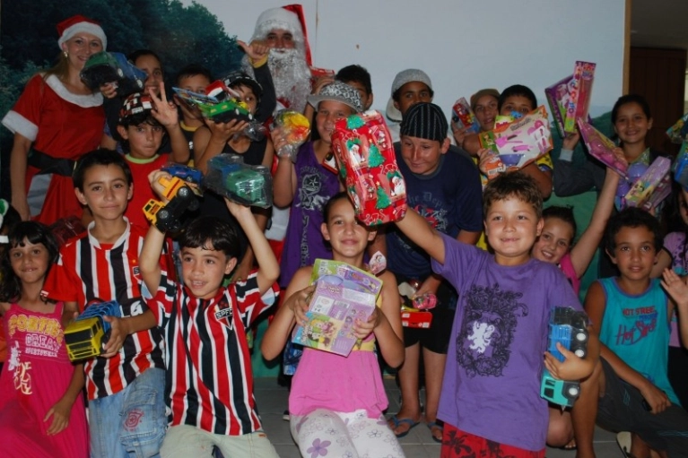 Abadeus distribui presentes para a comunidade