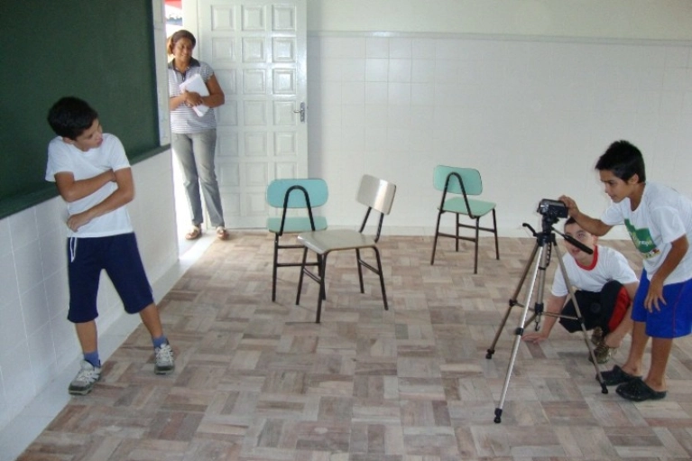 Aula de audiovisual para alunos da escolas p&uacute;blicas