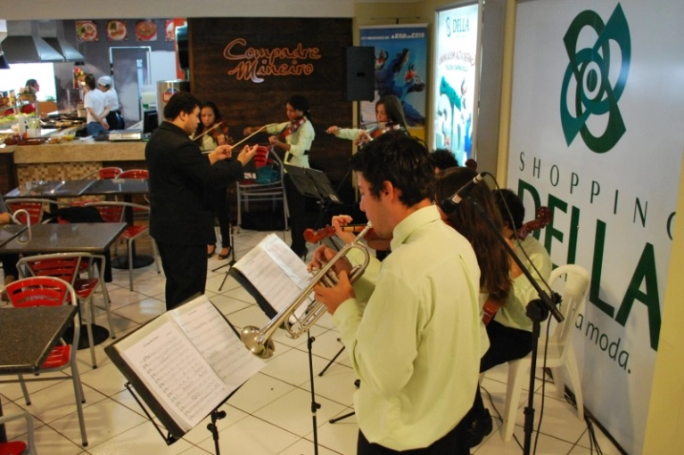 Orquestra da Abadeus faz apresenta&ccedil;&atilde;o no Shopping Della