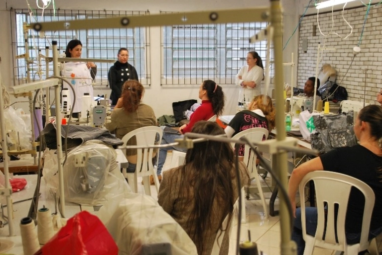 Turma de confec&ccedil;&atilde;o recebe camisetas