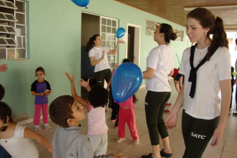 Alunos da Satc visitam Abadeus e fazem doa&ccedil;&otilde;es