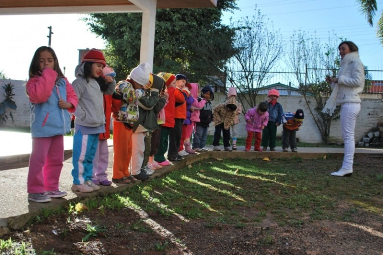 Alunos realizam atividade para prevenir doenças bucais