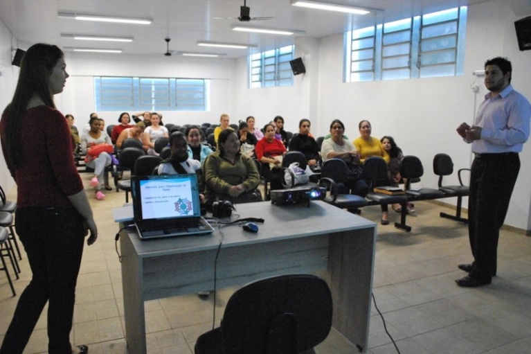Turma de costura aprende pr&aacute;tica de economia solid&aacute;ria