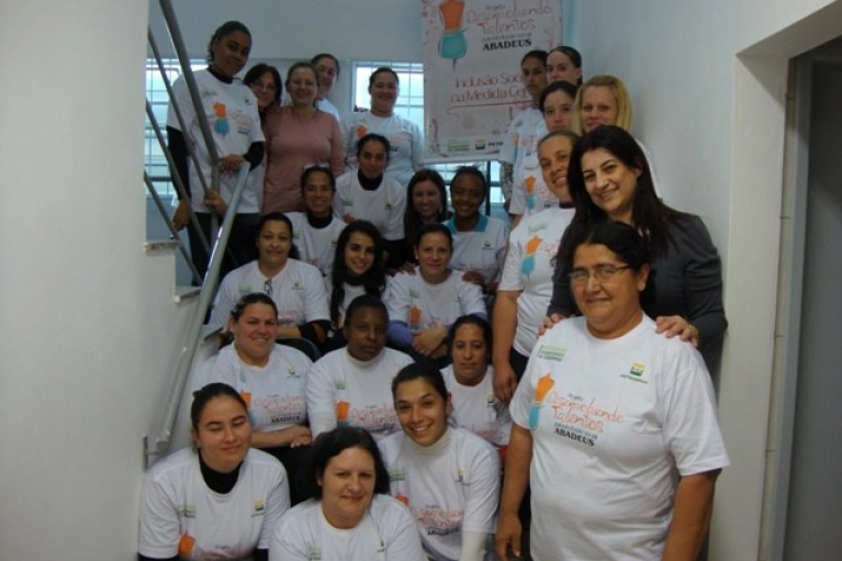 Abadeus realiza entrega dos uniformes do Projeto da Petrobras