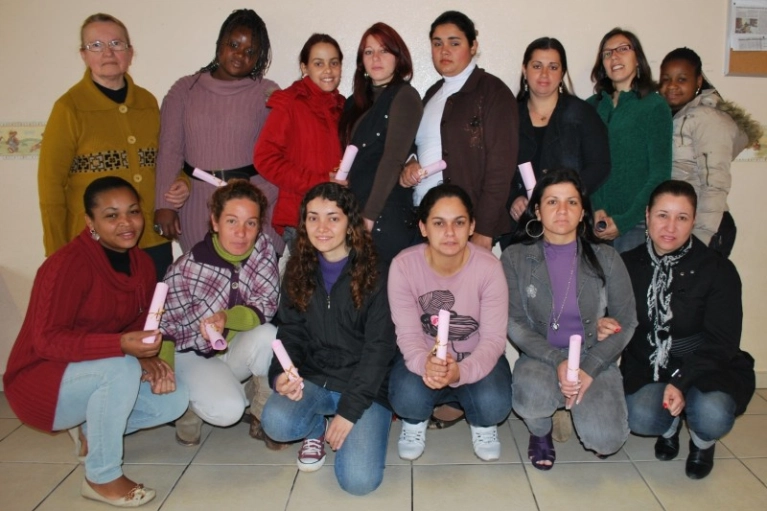 Abadeus forma numa turma de Costura Industrial