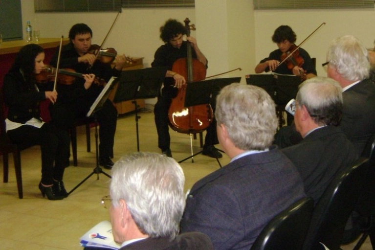 Quarteto de cordas da Abadeus se apresenta na posse do presid&ecirc;nte do Sinduscon