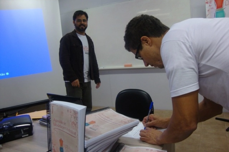 Abadeus faz entrega das apostilas do projeto Desenvolvendo Talentos para Inclus&atilde;o Social