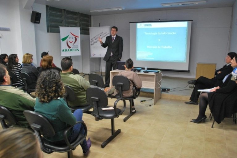 Professor de TI faz aula inaugural no Projeto Gera&ccedil;&atilde;o.com Fontana